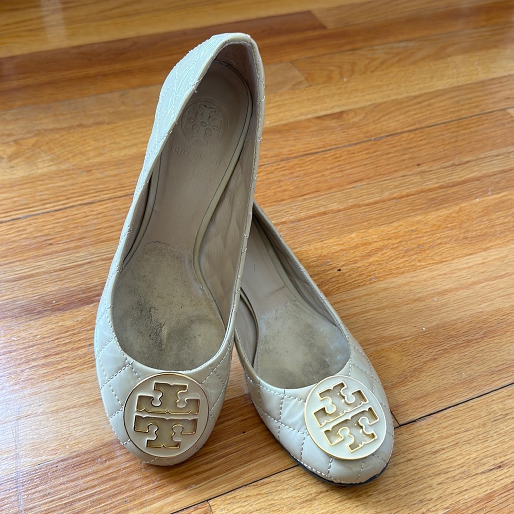 Tory Burch Maggie Ivory Tan Patent Quilted stack Pump Heels w/shoe dust bag 7.5